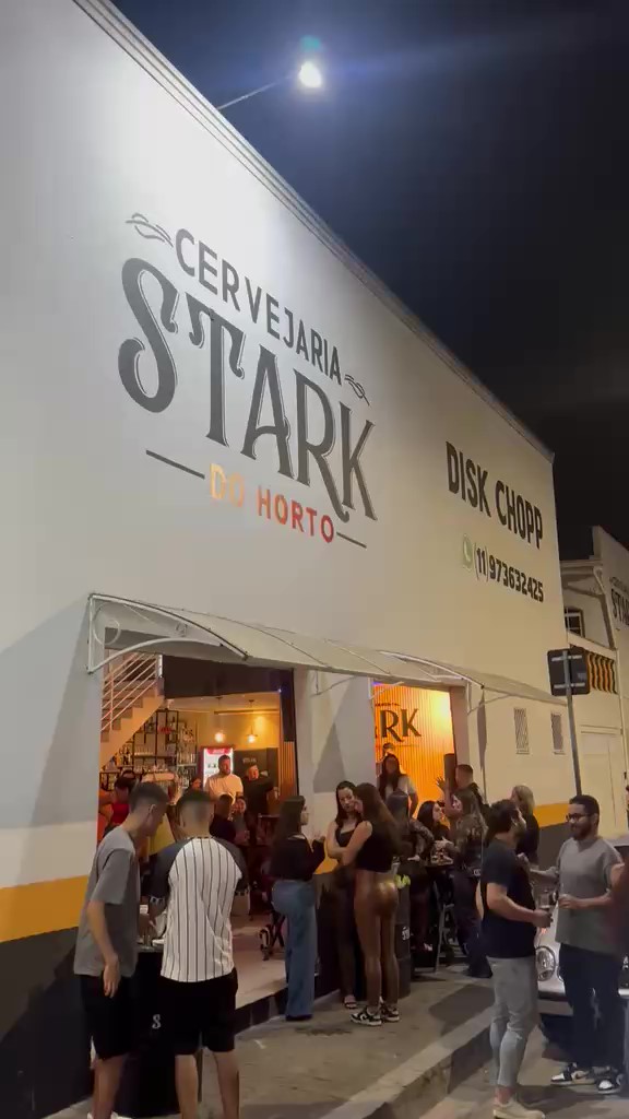 Fachada da Stark do Horto à noite