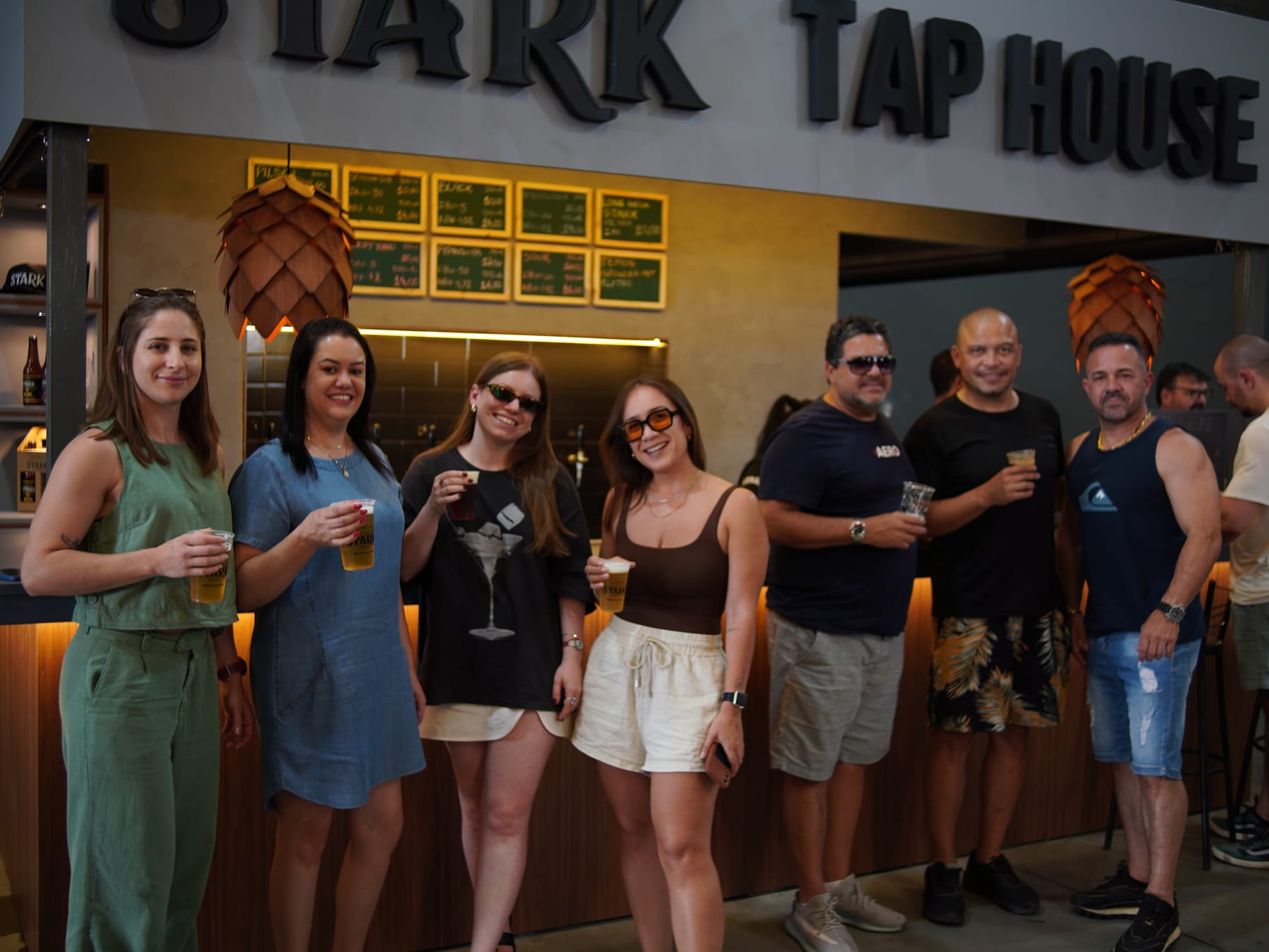 Pessoas reunidas no Bar Stark